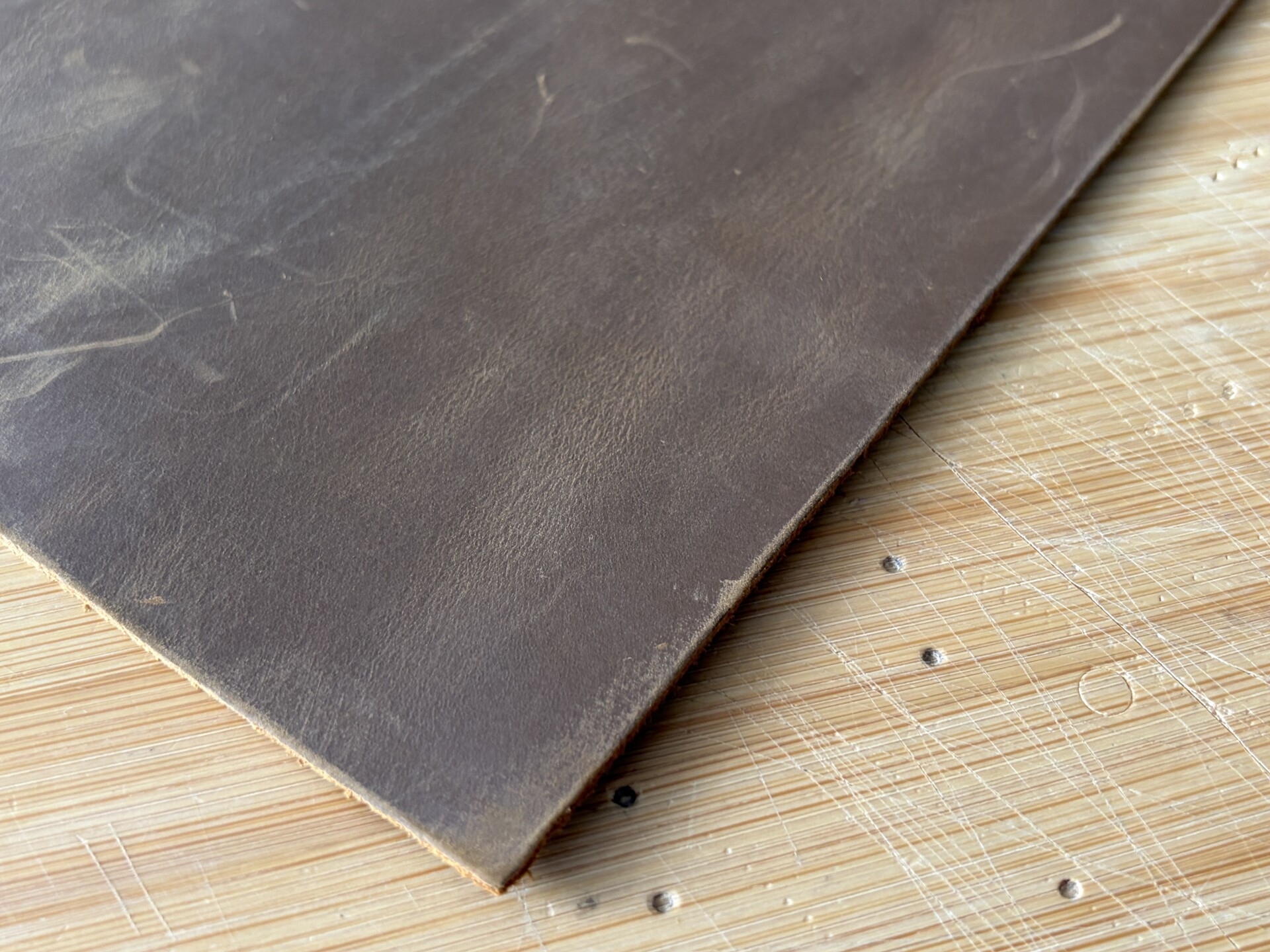 Stück Leder, Farbe: Braun, 30 x 60 cm.