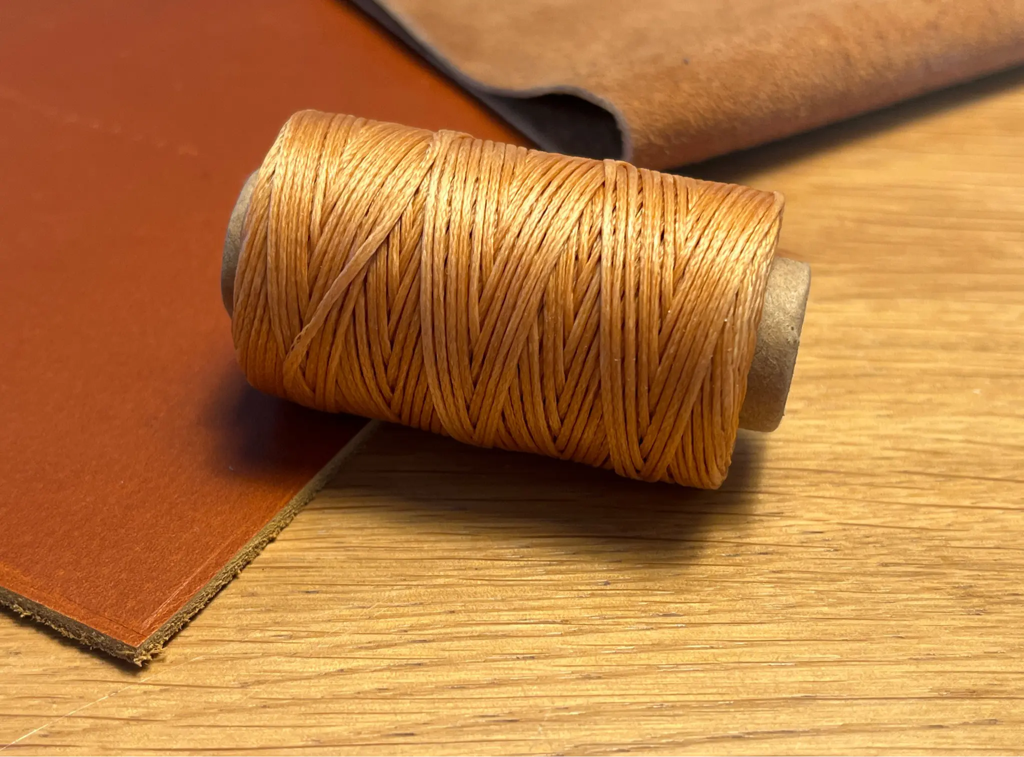 Gewachstes Garn Cognac