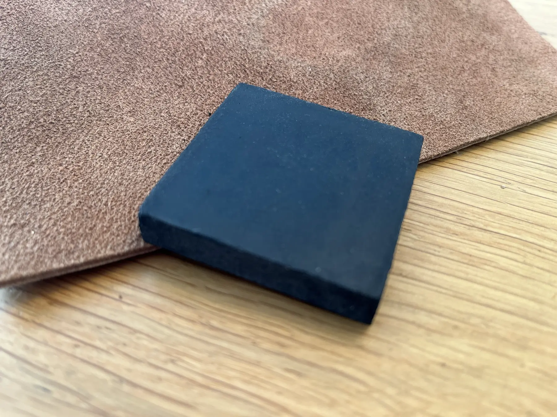 Schlagunterlage, Schwarzer Gummi, 50 x 50 x 10 mm.