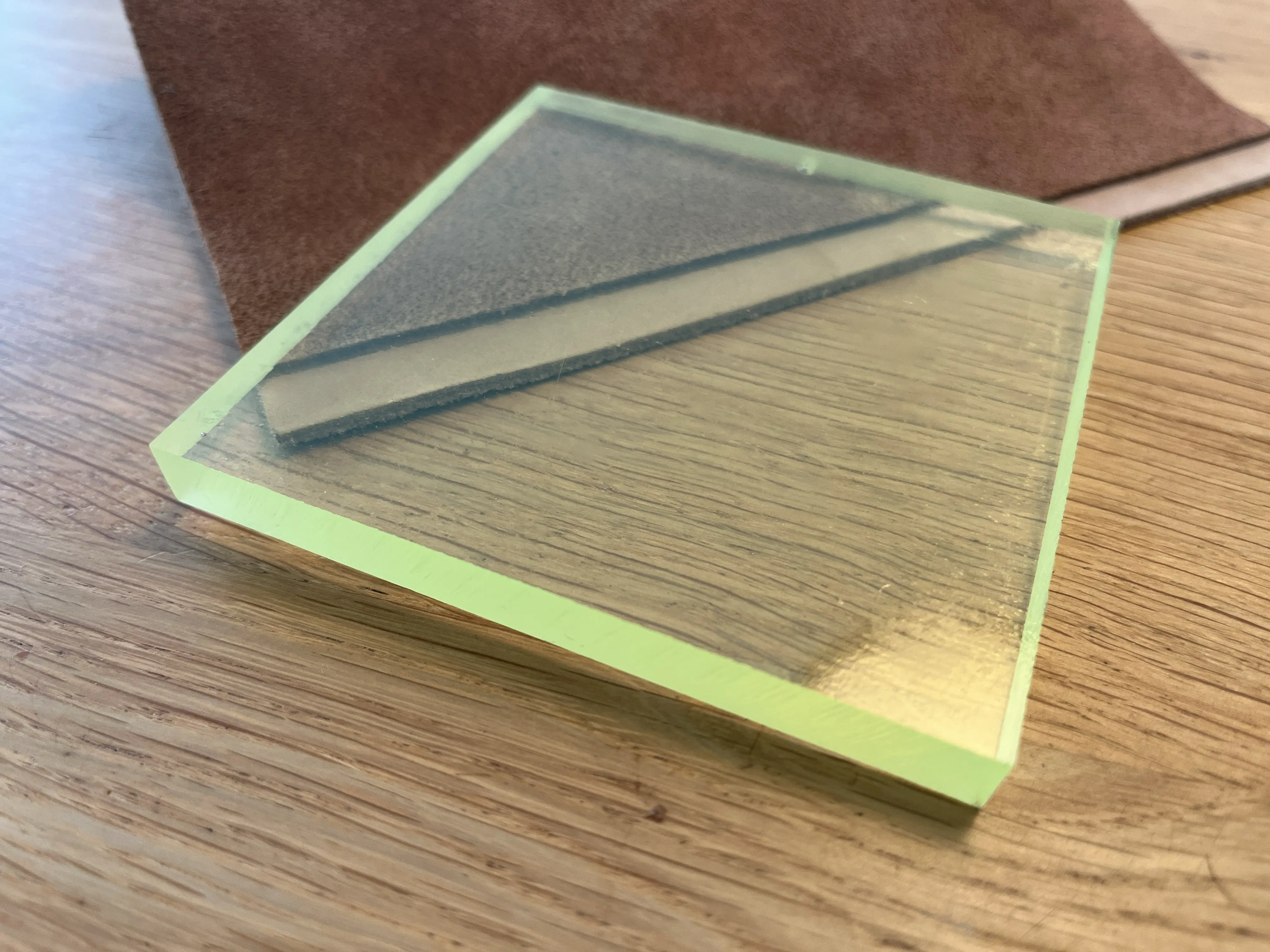 Transluzentes Polyurethan, Größe 100 x 100 x 10 mm.