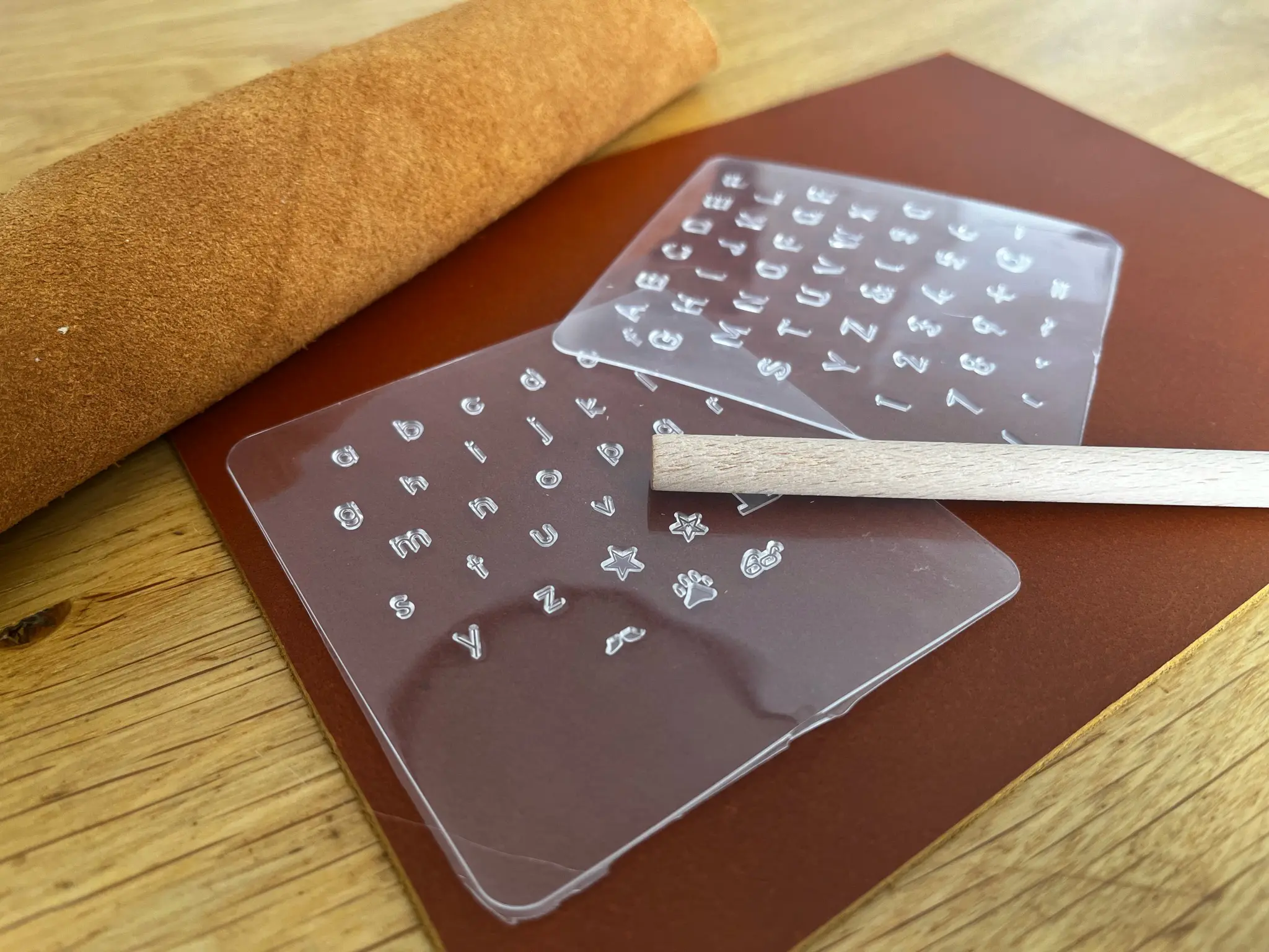 Stanzschablonen mit Zahlen & Buchstaben