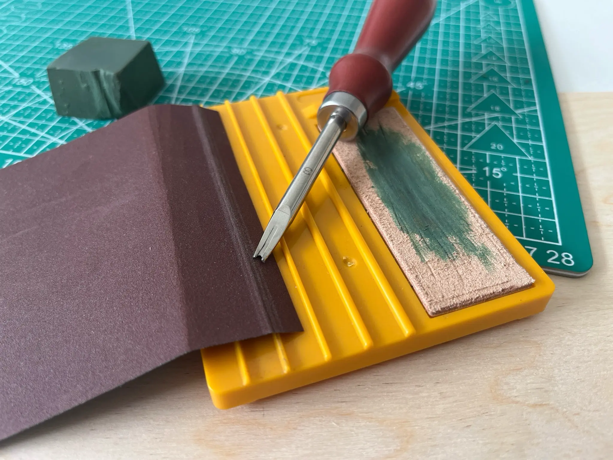 Schleifwerkzeug mit Polierpaste