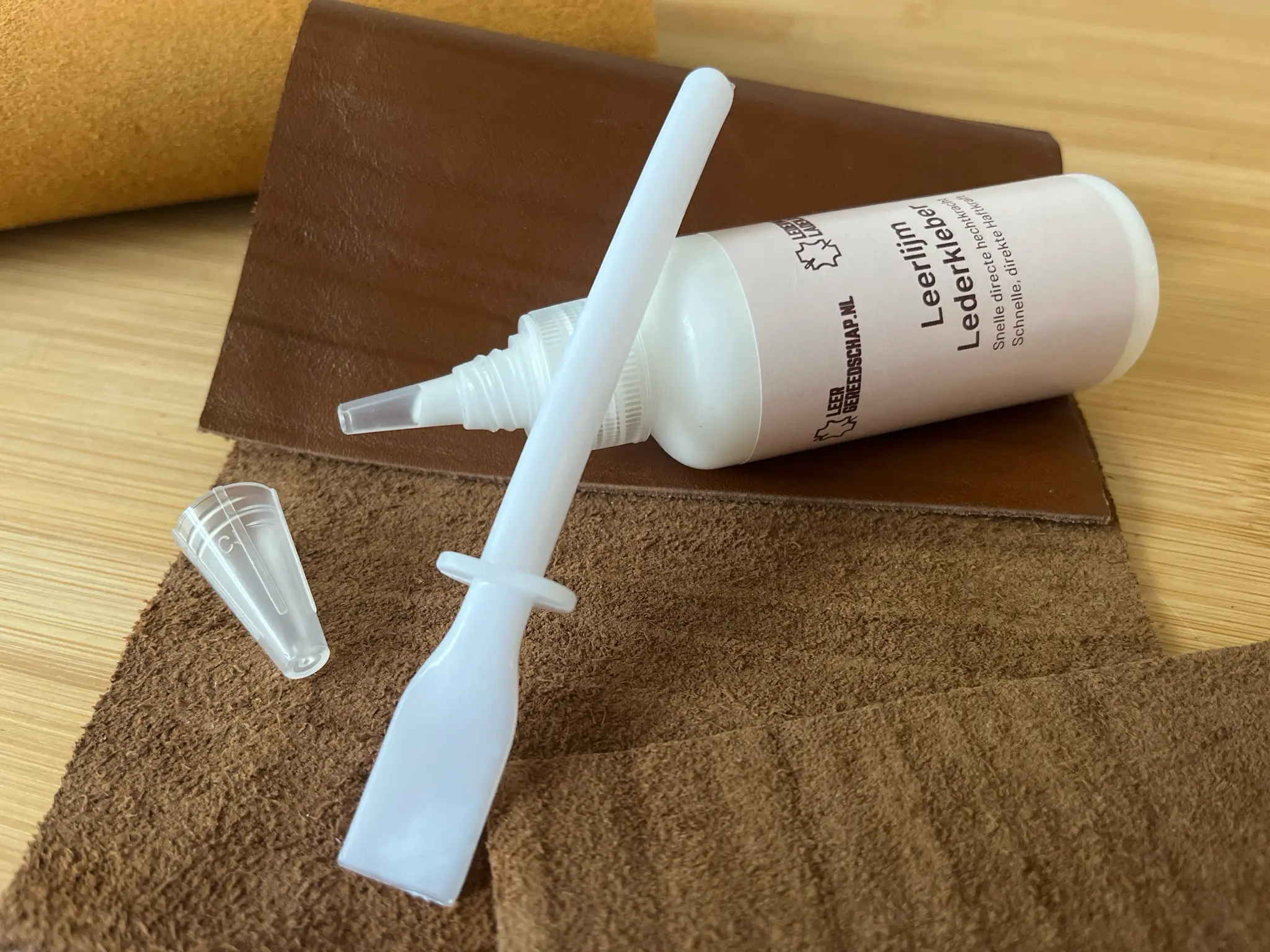 Applikator für Lederkleber