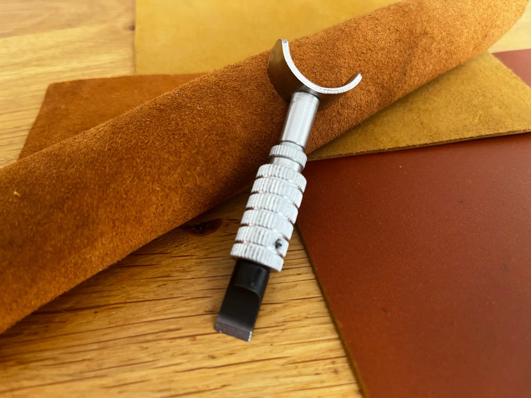 Swivel knife