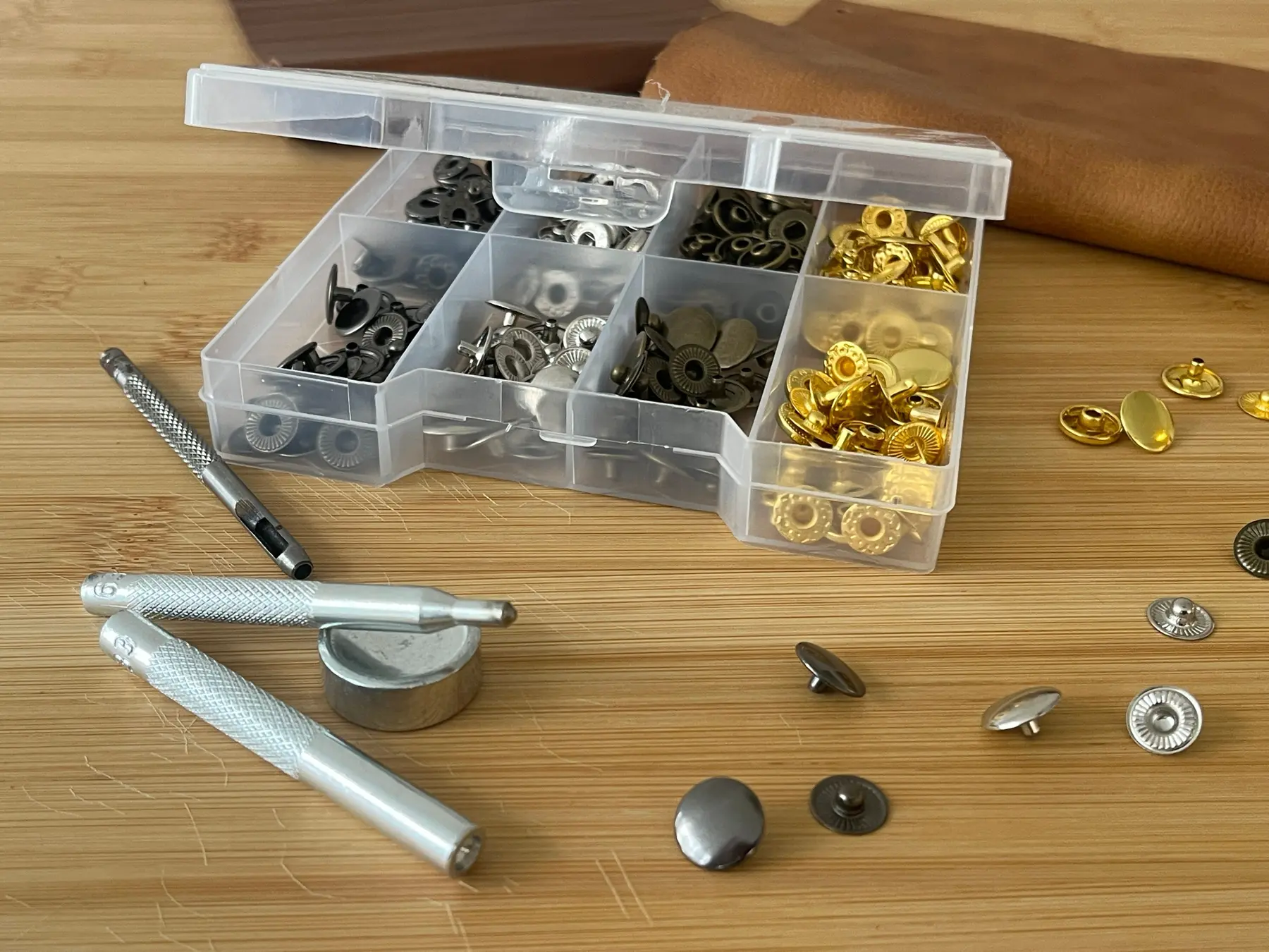 Druckknopf-Sortiment mit Werkzeuge