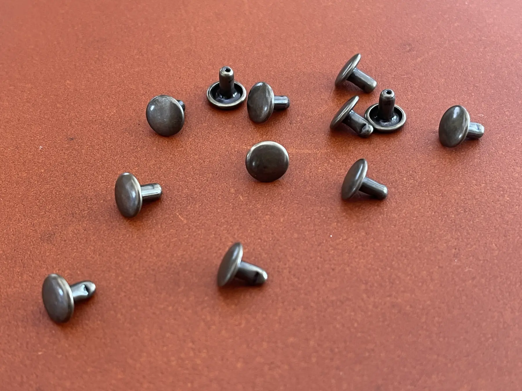 Geschlossene Hohlnieten, Bronze, ø 6 mm.
