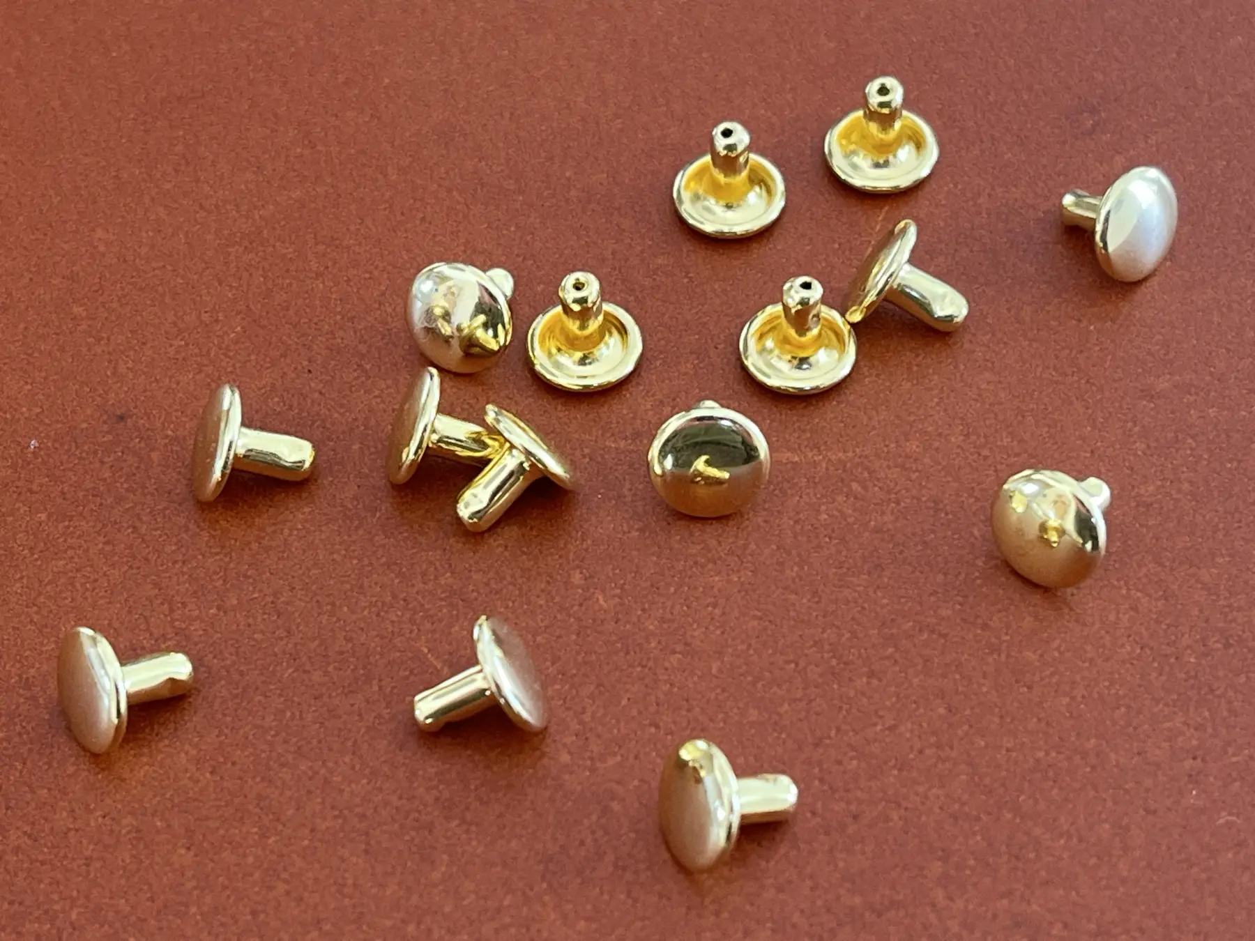 Geschlossene Hohlnieten, Gold, ø 6 mm.
