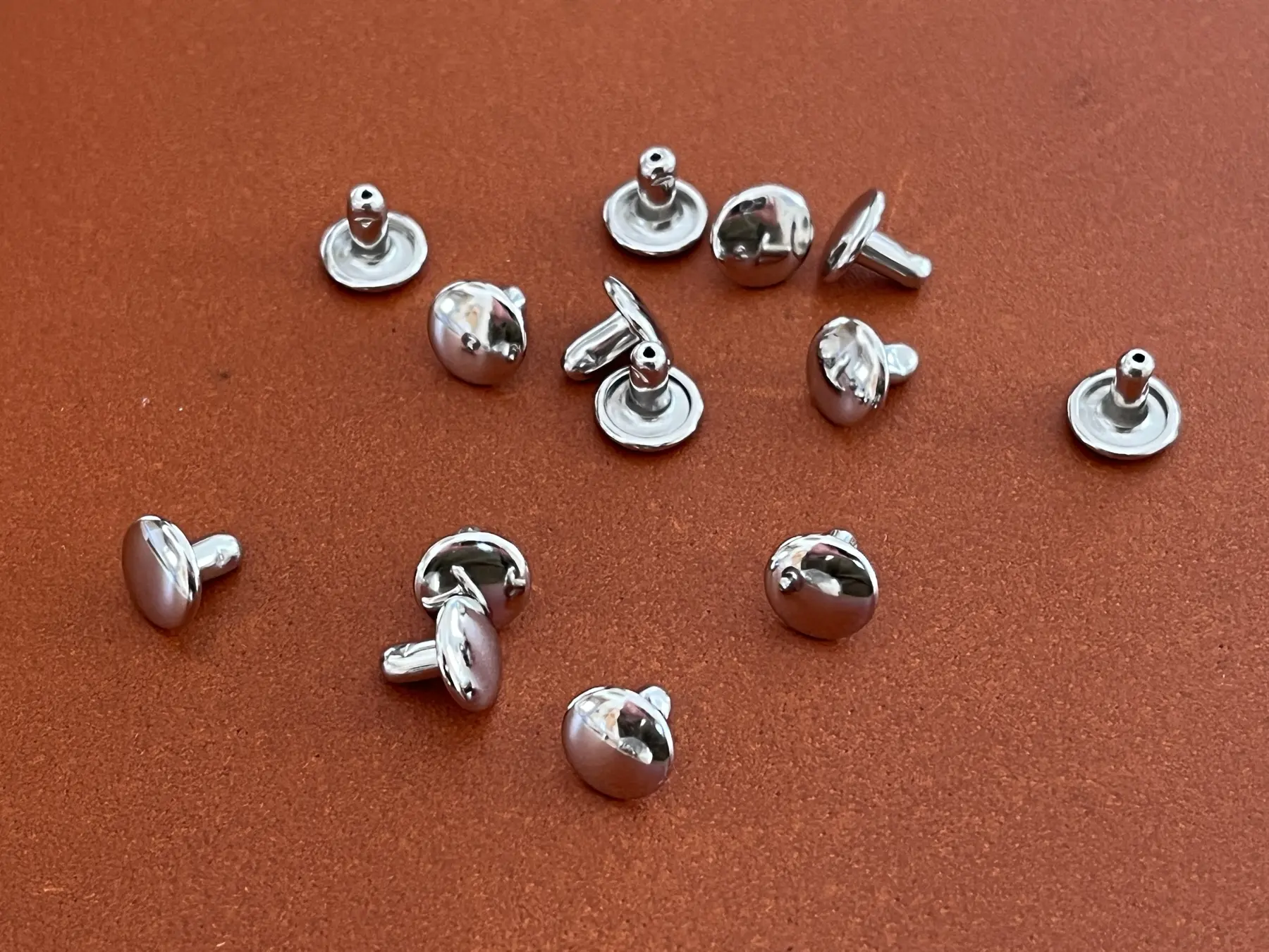 Geschlossene Hohlnieten, Silber, ø 8 mm.