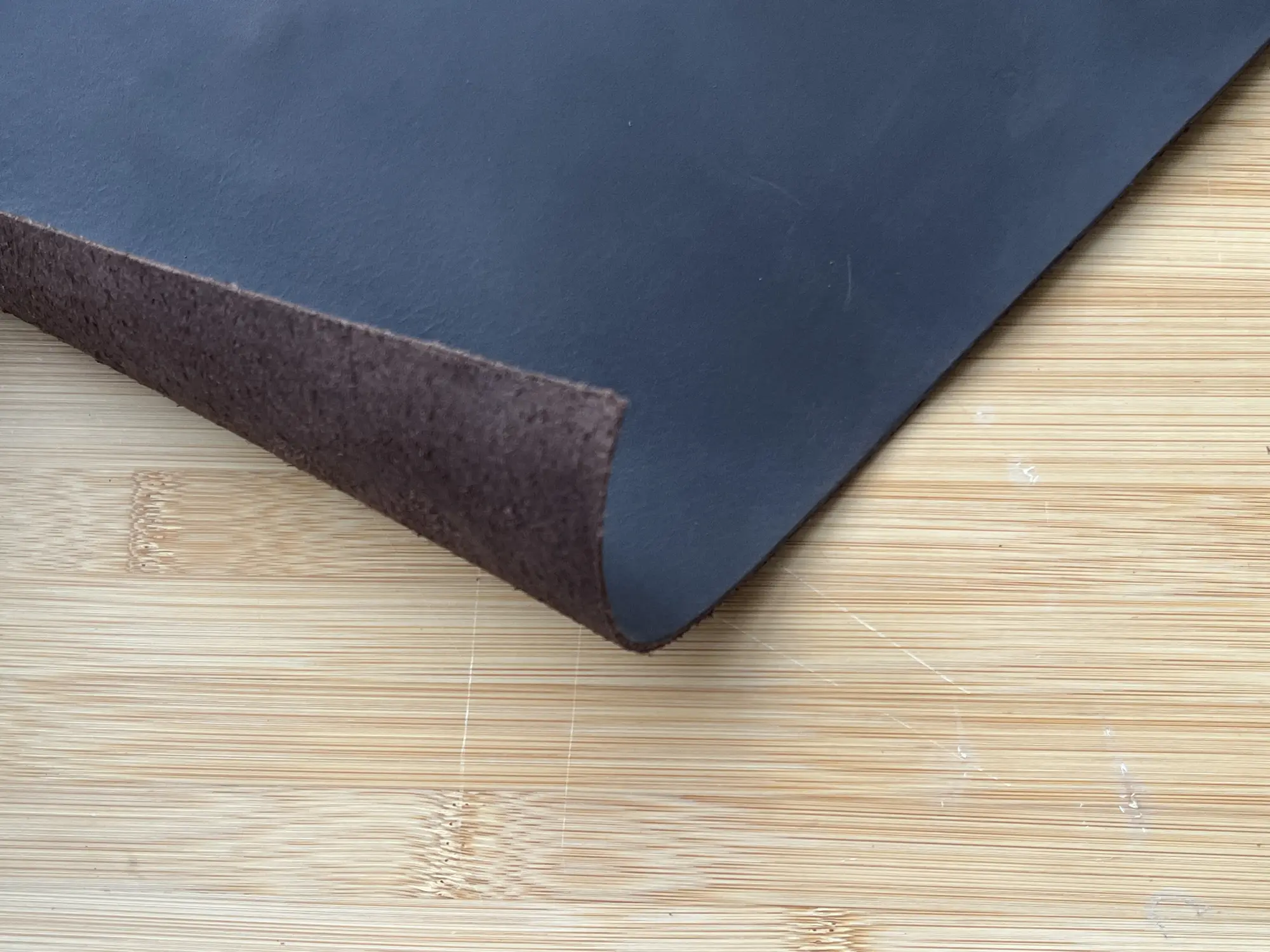 Stück Leder, Farbe: Dunkelbraun, 30 x 60 cm.